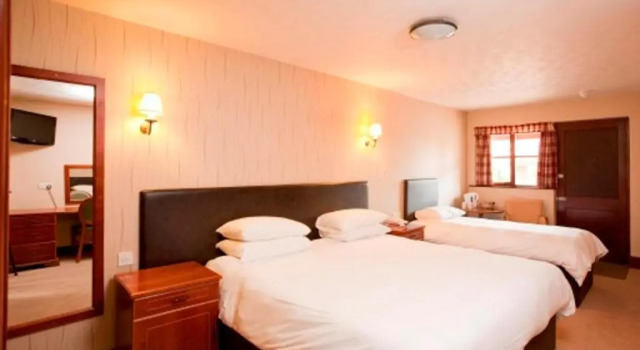 Семейный номер Standard Cross Hands Hotel by Greene King Inns