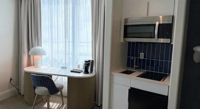 Полулюкс с балконом и с видом на город Residences at Fontainebleau Miami