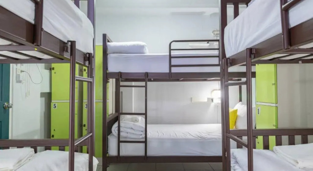 Кровать в общем номере Asoke Montri Hostel