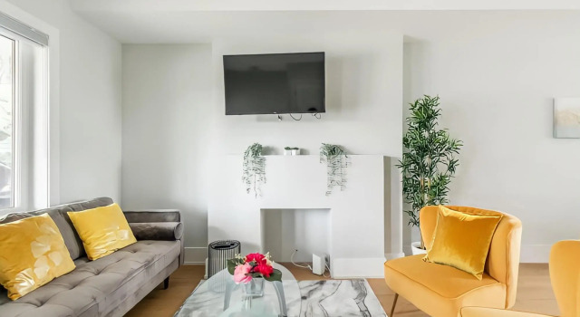 Newly renovated 4 Bed 3 Bath House in DT Toronto, Varaa Hotelli Toronto 
