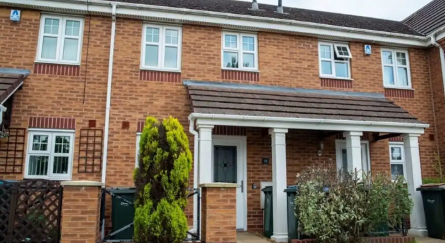 Contractorscleancharming 2-bed House in Coventry