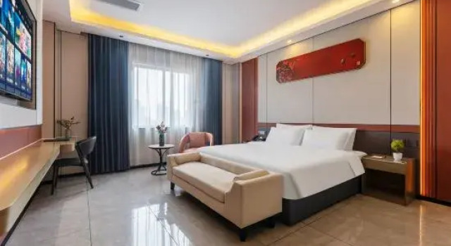 Люкс Comfort Ruixiang Hotel (Wuchuan New World Plaza Branch)