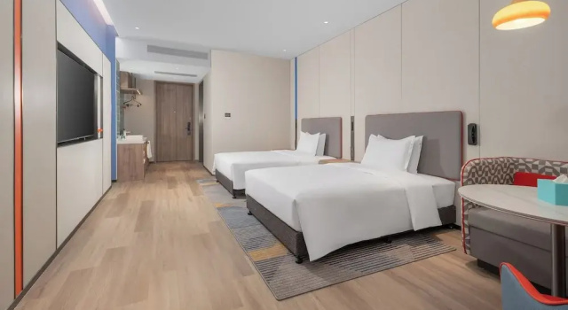 Четырёхместный номер Standard с видом на горы Holiday Inn Express Xian Caotang Technology Park by IHG