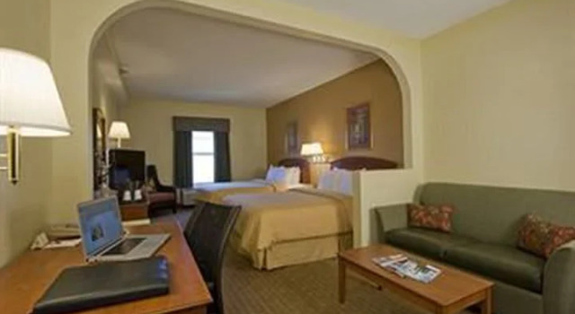 Кровать в общем номере Comfort Suites Anderson-Clemson