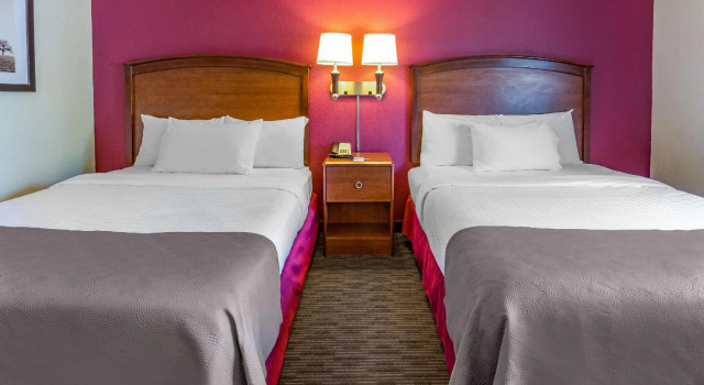 Четырёхместный номер Standard AmericInn by Wyndham Medora