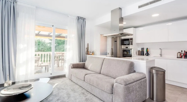 by RIVA - Elegant, Contemporary 2 Bedroom Apartment in Dama de Noche Puerto Banus, Забронировать Апартаменты/квартира Отели Марбелья с бассейном, рядом с Художественный музей Ralli, Бассейн