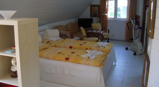 Goolden, Book Hotel  