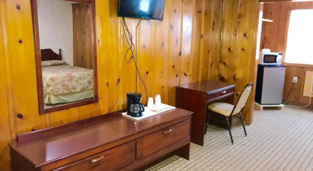 Четырёхместный номер Standard Horse Cave Motel