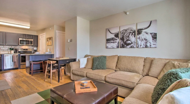 Cozy Montana Condo w/ Walk to Big Sky Resort!, Buchen Sie Ferienwohnung Hotels in Montana mit Parkplatz, Parkplätze