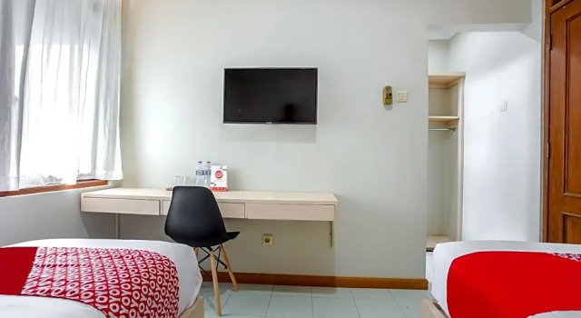 Номер Economy OYO 3819 Hotel Winotosastro