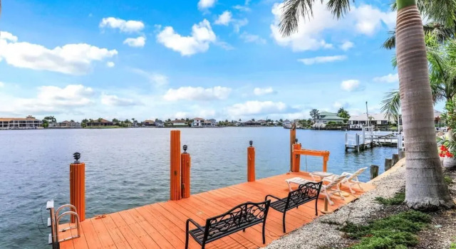 Коттедж Waterfront home with views, pool and walk to beach