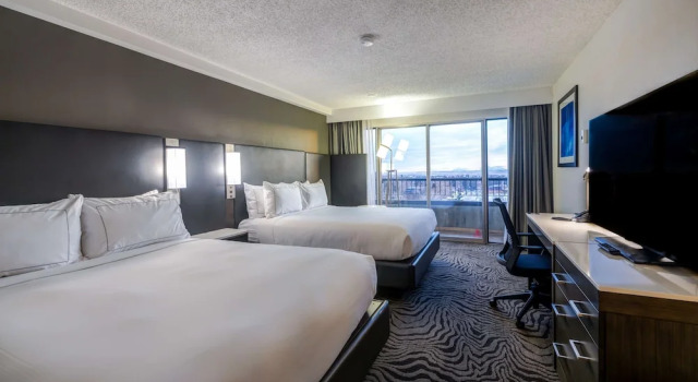 Четырёхместный номер Standard с балконом DoubleTree by Hilton Calgary North