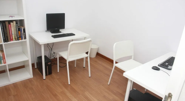 Home in Lisbon2U Hostel, Забронировать Хостел Хостелы Лиссабона, рядом с Арена для боя быков Кампу-Пекену, Хостел