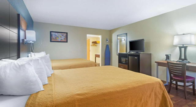 Четырёхместный номер Standard Econo Lodge Inn & Suites Gatlinburg at the Convention Center