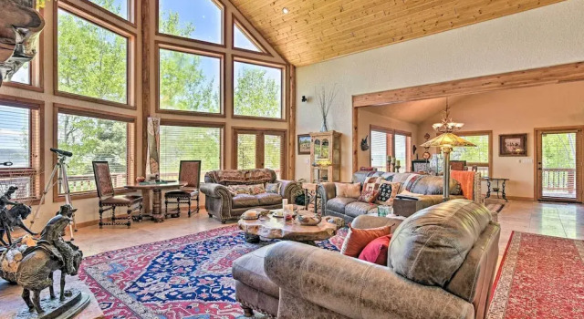 Angel Fire Mountain-view Retreat w/ Private Deck!, Varaa Lomakoti Hotellit New Mexico pysäköinnillä, Pysäköinti