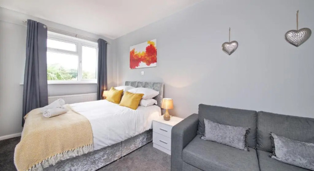 Gorgeous Manchester Home with Garden & Parking, Забронировать Отель Отели Англии 4 звезды, 4*