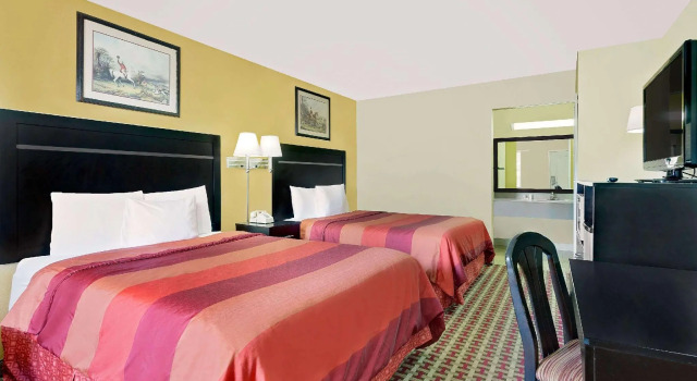 Четырёхместный номер Standard Days Inn by Wyndham Savannah