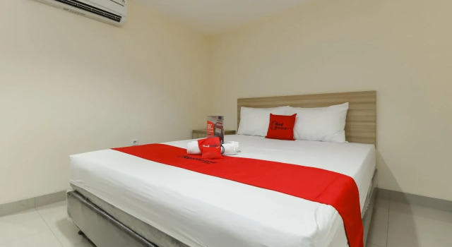 RedDoorz Plus near Harmoni Gajah Mada