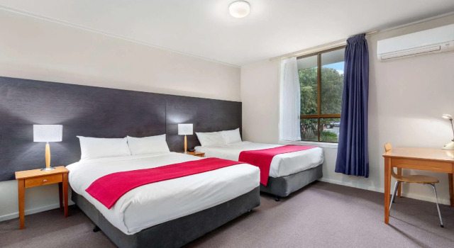 Четырёхместный люкс Knox International Hotel and Apartments