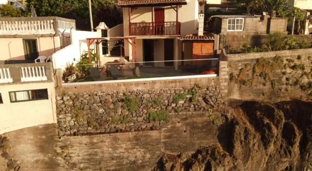 Коттедж Madeira Black Sand House by Stay Madeira Island