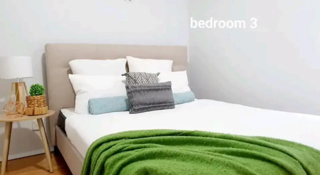 Entire 3 bedroom Doveton house, no sharing, Book Hotel  