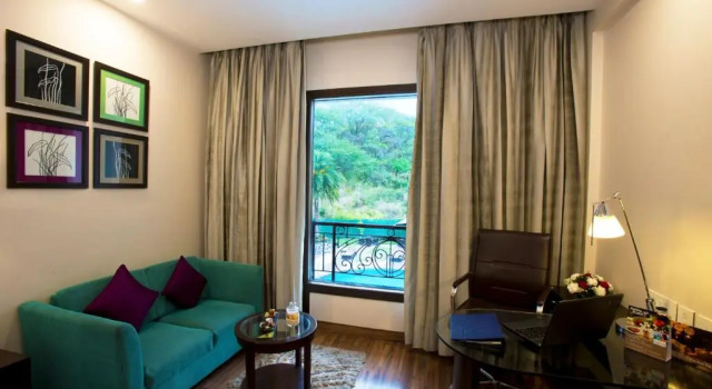 Клубный номер Standard с видом на бассейн Golden Tulip Chandigarh, Panchkula
