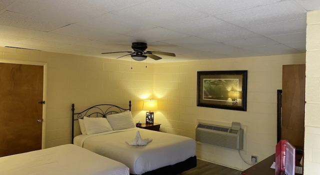 Queen Guest Room located at the Joplin Inn at the entrance to Mountain Harbor, just 2 1/2 miles from Lake Ouachita. by RedAwning, Varaa Matkakoti Mount Ida 