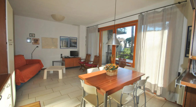 In vacation residence , 40 mt from the sea, apartment for 4-6 people, on the first floor with terrac-Villa Marina - INT. 5 trilo Libeccio