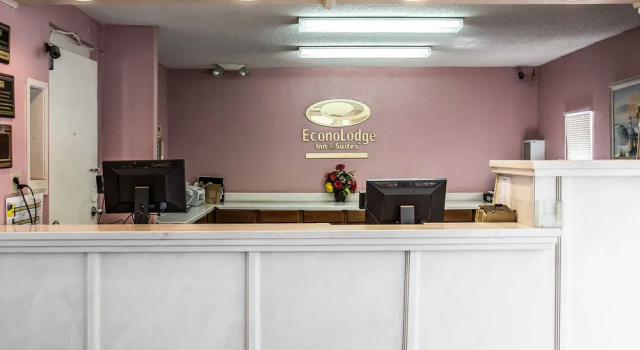Econo Lodge Inn & Suites Fort Jackson area