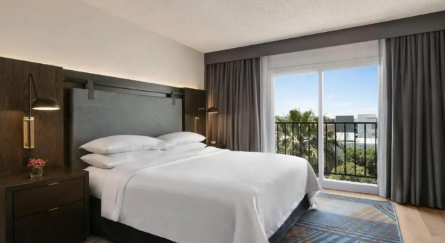 Люкс с балконом Embassy Suites by Hilton Los Angeles Downey