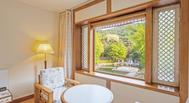 Двухместный люкс с видом на внутренний двор Fragrant Hill Hotel Beijing