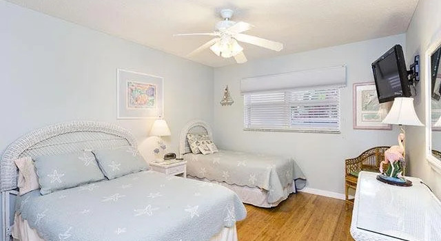 Bay Tree Club 106 2 Br Condo by RedAwning, Забронировать Отель Сиеста-Ки Sarasota Area, рядом с Пляж Turtle Beach