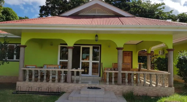 Коттедж La Passe Holiday Villa