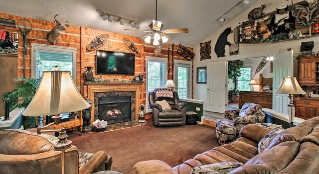 Коттедж с 2 комнатами с балконом 4 Mi to Gatlinburg Strip: Serene Cabin w/ Hot Tub!
