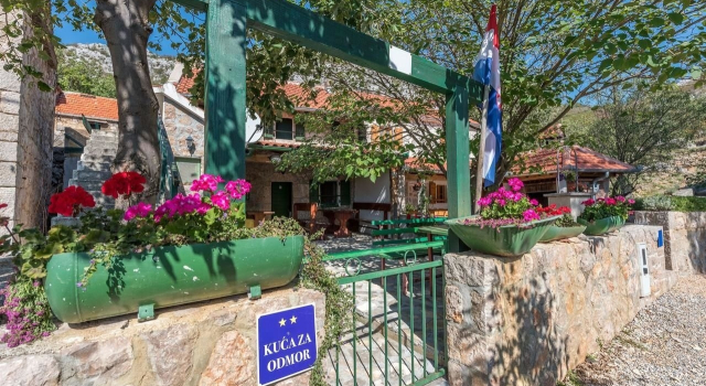 Holiday house Role - retro & afordable: Starigrad-Paklenica, Zadar riviera, Book Hotel Dokoze Zadar County