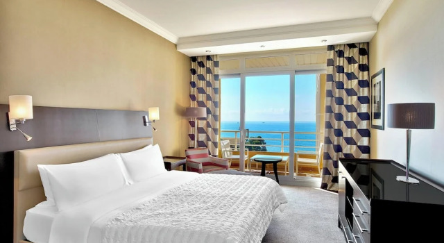 Двухместный номер Premium с балконом и с частичным видом на море Le Méridien Beach Plaza