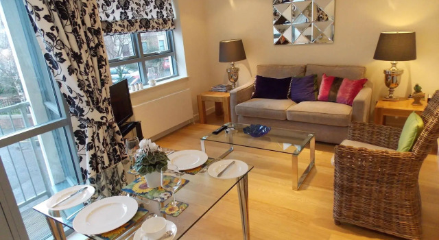 Violet Bank Apartment New Town, Забронировать Апартаменты/квартира Отели Эдинбурга с парковкой, рядом с Памятник Вальтеру Скотту, Парковка