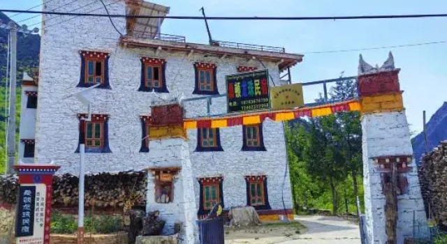 Sangdun Longzhu Homestay (Zhonglu Tibetan Village)