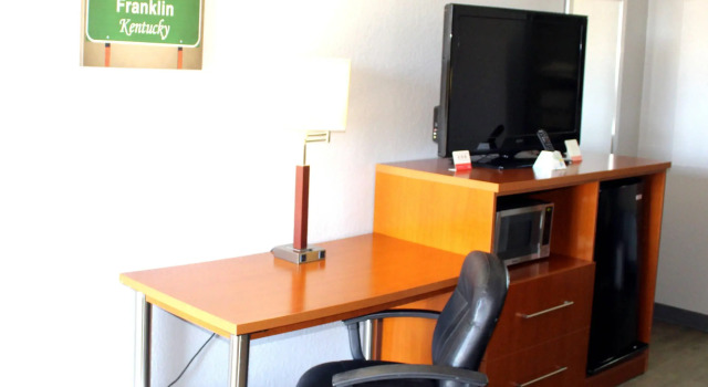 Четырёхместный номер Standard Econo Lodge Franklin South