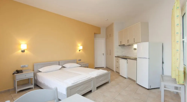 Студия с видом на бассейн Phaedra Hotel