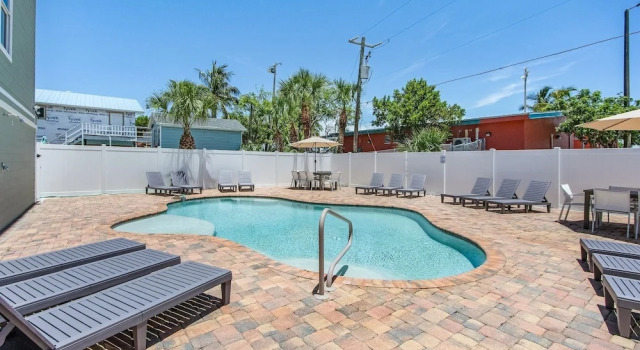 Коттедж Welcome To Coconut Dreams Fantastic Vacation Rental - 2633 Estero Blvd Unit A 3 Bedroom Home by RedAwning