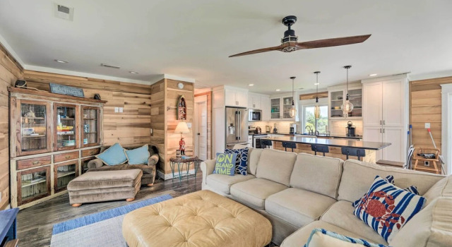Bright Emerald Isle Home - Walk to the Beach!, Забронировать Дом для отпуска Эмералд-Айл Северная Каролина