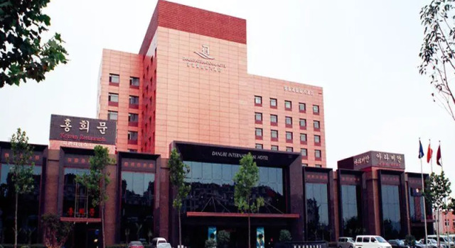Двухместный люкс Deluxe Qingdao Danube International Hotel