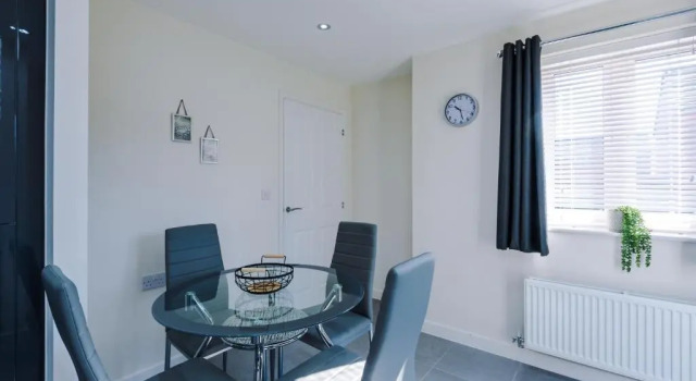 Vidale Court, 3 Bedroom House with River Irwell view, sleeps 6