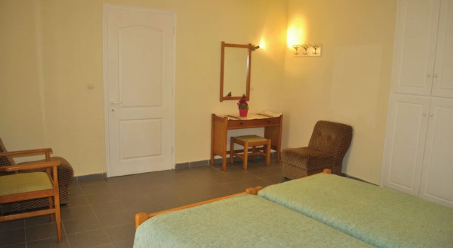 Yannis - Holiday Apartments on Agios Gordios Beach in Corfu