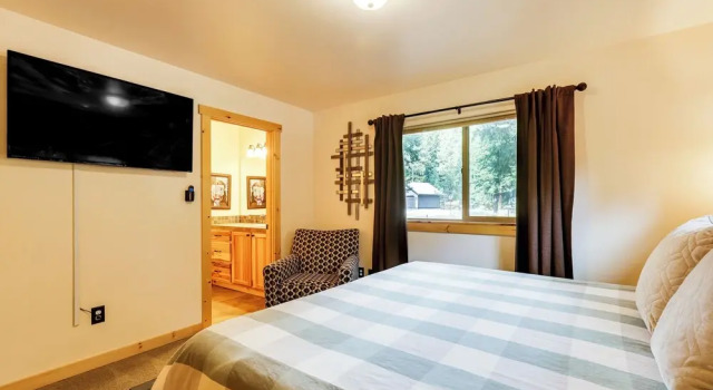 Hot Tub & Game Room: Ronald Retreat 2 Mi to Lake!
