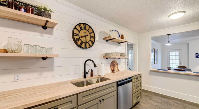 Коттедж 2 Mi to Magnolia Mkt: Cozy Retreat w/ Shared Yard