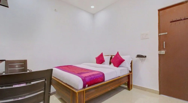 OYO 11670 Hotel Vishnu Priya Residency, Rezerwuj Hotel Surūrnagar 