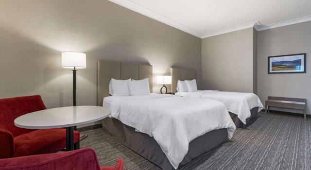 Четырёхместный номер Deluxe Best Western Plus Kelowna Hotel & Suites