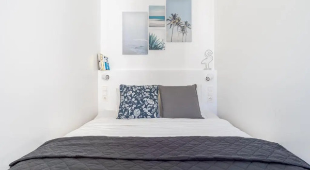Апартаменты Sunny & Quiet Former Library Apartment